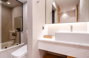Deluxe Double Room, Non Smoking | Bathroom | Free toiletries, hair dryer, slippers, bidet - Daisy Hotel (Tongyeong)