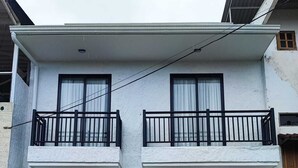 A two-story building with a balcony on the upper floor. - Villa Milá A3- Luxury sunset view - Close to everything (Salento)