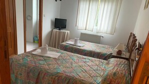 Room, 1 Bedroom, Smoking, Patio - Room in Guest Room - Hostal Restaurante Seoane - Twin Room (Oroso)