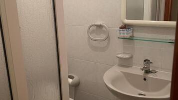 Room, 1 Bedroom, Smoking, Patio | Bathroom