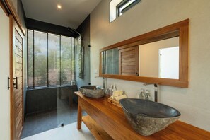 Villa Sandora (4 Bedroom with Premium Sea View) | Bathroom | Shower, hydromassage showerhead, free toiletries, hair dryer - Pahili Pool Villas Koh Phangan (Ko Pha-ngan)