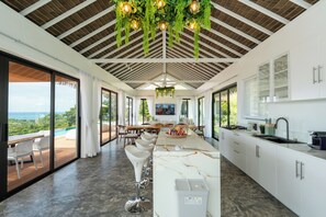 Villa de lujo, 4 habitaciones, alberca privada, vista al océano | Cocina privada | Refrigerador con congelador, microondas y parrilla de estufa 