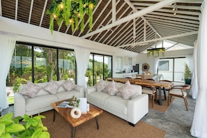 Villa de lujo, 4 habitaciones, piscina privada, vistas al mar | Zona de estar | Smart TV de 50 pulgadas con canales digitales, Netflix