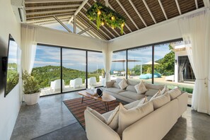 4 Bedroom with Premium Seaview | Área de sala de estar | Smart TV de 50 pulgadas con canales digitales y Netflix 