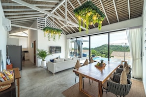 2 Bedroom Tropical Pool Villa | Zona de estar | Smart TV de 50 pulgadas con canales digitales, Netflix