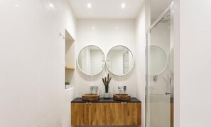 Douche, sèche-cheveux, serviettes fournies, savon