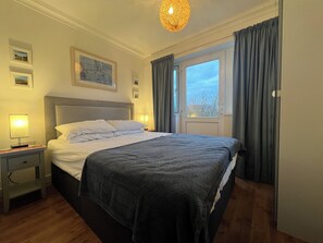 2 Schlafzimmer, Zimmersafe, Schreibtisch, Bügeleisen/Bügelbrett