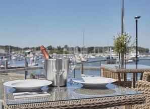 Outdoor dining - BAYVIEW self-catering coastal bungalow in rural West Wight (Freshwater)