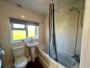 Hair dryer, towels, soap, toilet paper - BAYVIEW self-catering coastal bungalow in rural West Wight (Freshwater)