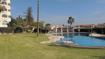 Una piscina al aire libre de temporada