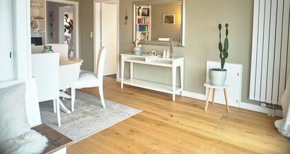 Modern, spacious top-floor apartment with panoramic views of the Elbe