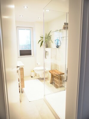 シャワー、ヘアドライヤー、タオル、石鹸