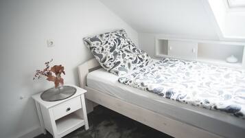 3 bedrooms, iron/ironing board, free WiFi, bed sheets