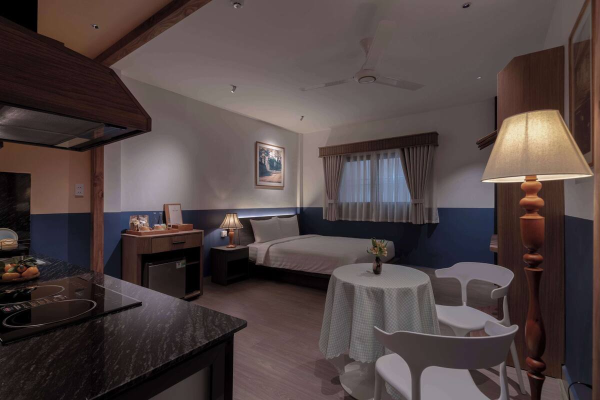 Hypo-allergenic bedding, minibar, desk, laptop workspace