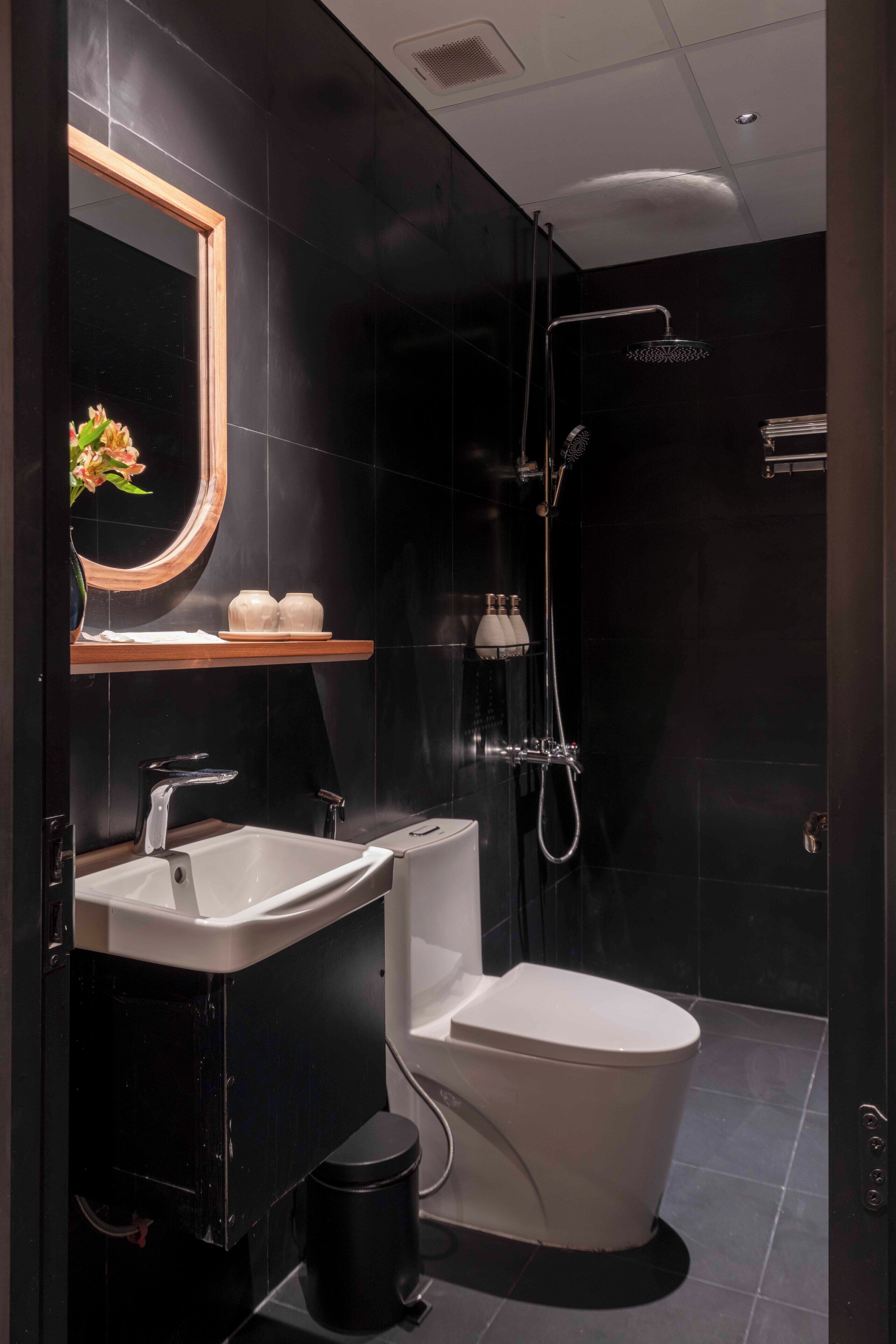 Studio Deluxe | Salle de bain | Douche, douche à « effet pluie », articles de toilette de luxe