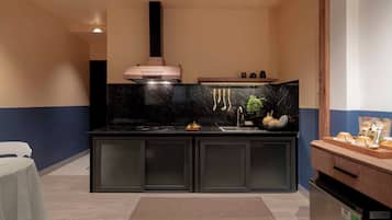 Deluxe Studio | Private kitchen | Mini-fridge, stovetop, cookware/dishes/utensils, cleaning supplies