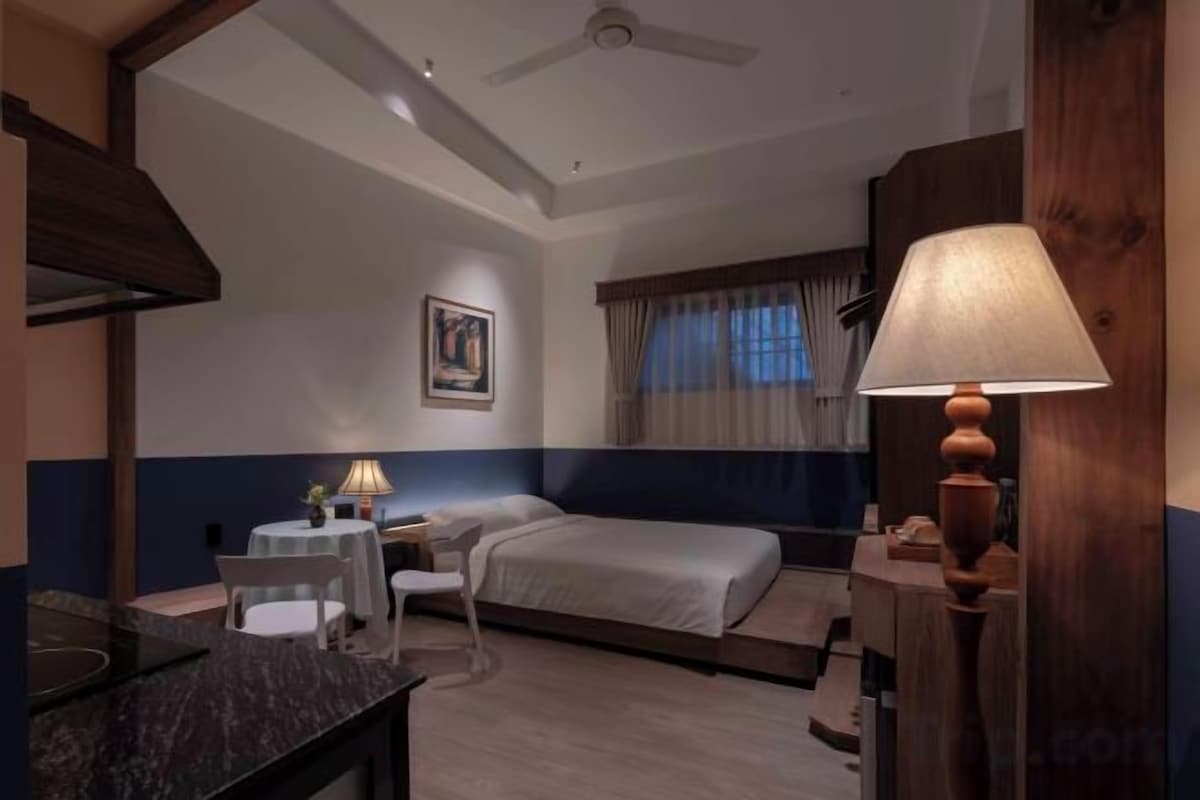 Hypo-allergenic bedding, minibar, desk, laptop workspace
