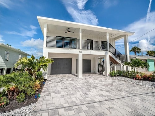 New 3b-2bath home with big private heated pool and hot tub, steps to the beach.