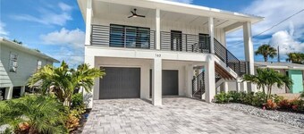 New 3b-2bath home with big private heated pool and hot tub, steps to the beach.