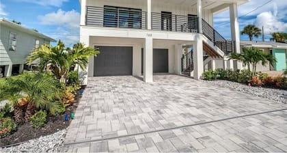New 3b-2bath home with big private heated pool and hot tub, steps to the beach.