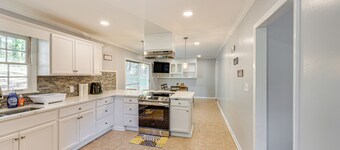 11 Mi to Dtwn Birmingham: Home w / Pool Table!