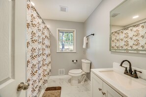 Interior - 11 Mi to Dtwn Birmingham: Home w / Pool Table! (Birmingham)