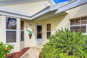 House (2 Bedrooms) | Interior - < 10 Mi to Dtwn Venice & Beach: Lake-view Home! (Venice)