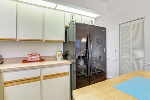 House (2 Bedrooms) | Interior - < 10 Mi to Dtwn Venice & Beach: Lake-view Home! (Venice)