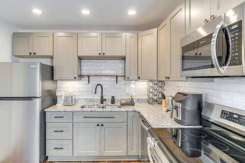 2 Mi to University of Louisville: Apt w/ Fire Pit!