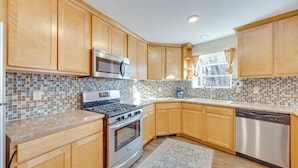 Unclassified image, 2 of 25, button - 1/2 Mi to Attractions: Apartment w/ Deck (Manitou Springs)
