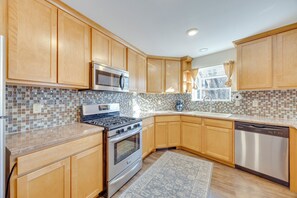 Interior - 1/2 Mi to Attractions: Apartment w/ Deck (Manitou Springs)