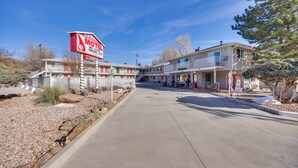 Unclassified image, 4 of 25, button - 1/2 Mi to Attractions: Apartment w/ Deck (Manitou Springs)