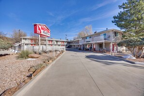 Interior - 1/2 Mi to Attractions: Apartment w/ Deck (Manitou Springs)