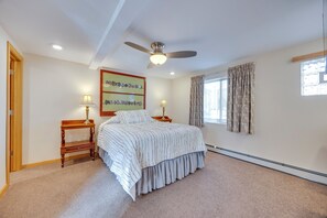 Interior - Pikes Peak Mountain Views: Manitou Springs Apt (Manitou Springs)