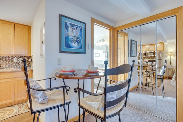 Interior - Mtn-view Studio: 1/2 Mi to Attractions (Manitou Springs)