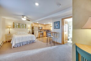 Laptop workspace, iron/ironing board, bed sheets - Mtn-view Studio: 1/2 Mi to Attractions (Manitou Springs)