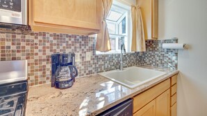 Interior - Mountain-view Apt: Walk to Local Attractions! (Manitou Springs)