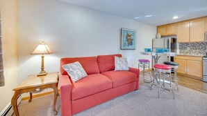 Interior - Mountain-view Apt: Walk to Local Attractions! (Manitou Springs)