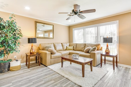 νμ°μ€ (3 Bedrooms) | μλ° μμ€ μ λ©΄