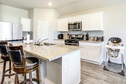 13 Mi to Baton Rouge: Family-friendly Home