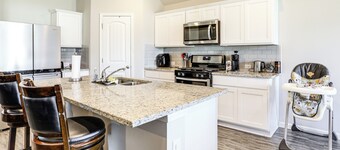 13 Mi to Baton Rouge: Family-friendly Home