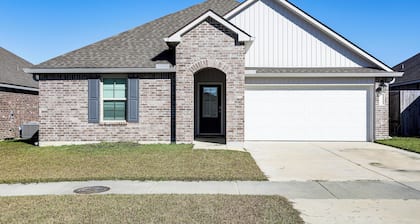 13 Mi to Baton Rouge: Family-friendly Home