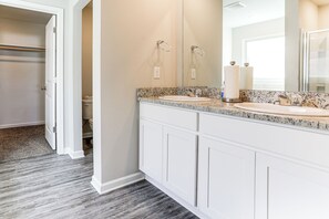 A bathroom with two sinks, a large mirror, and a walk-in closet. - 13 Mi to Baton Rouge: Family-friendly Home (Zachary)