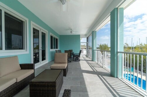 Coco4Fun New Luxury Canal Front with Pool/Spa/Dock