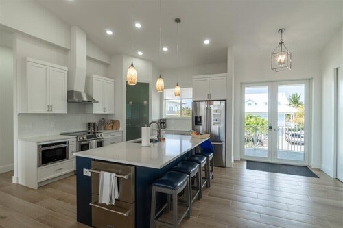 Coco4Fun New Luxury Canal Front with Pool/Spa/Dock