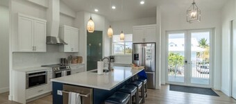 Coco4Fun New Luxury Canal Front with Pool/Spa/Dock