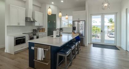 Coco4Fun New Luxury Canal Front with Pool/Spa/Dock