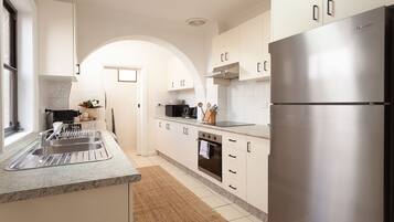 冰箱、微波炉、烤箱、炉灶