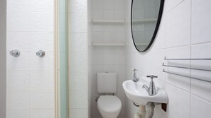 Douche, sèche-cheveux, serviettes fournies