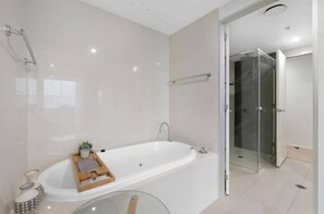 Douche, sèche-cheveux, shampoing